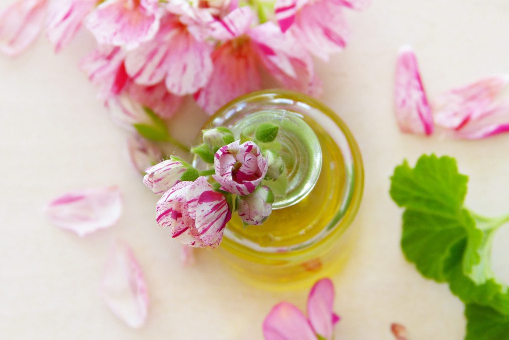 汗をお花の香にするメディカル精油ゼラニウムの美肌効果と使い方