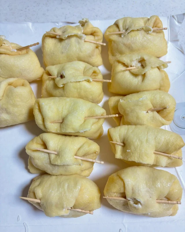 おでん用の袋詰め
・
・
バイオ個性で食べて、心と体をつなぎ、健康と幸せを手に入れるホリスティックな食事法をコーチングする、ソフィアウッズ・インスティテュート代表　公認統合食養ヘルスコーチ（CINHC）、公認国際ヘルスコーチ（CIHC）の森ちせです。
・
・
おでん用に袋を作りました。
お麩をお湯で戻したものを硬く絞って
それを一番下に入れて、その上にシラタキを詰めてます
・
油揚げを破かないように、袋に開けるのが
なかなか神経使いました（笑）
・
・
*******************************
あなたも統合食養学を学びませんか？
ヘルスコーチと話をしてみませんか？
*******************************
・
・
💕【セルフドクターコース】
・
セルフドクターコースは、
食で心と体をつなぎ、ご自分の主治医（セルフドクター）
になる方法を12のテーマに沿って学ぶコースです
・
新学期は毎年３月と９月
・
コースの詳細はこちらをご覧ください。
https://www.sophiawoodsinstitute.com/mindbodymedicine/selfdoctor/
・
💕【プライベート・ヘルスコーチング・プログラム】
・
なりたいあなたをイメージしてください
悩みや疑問が解決したなりたいあなたはどんな人でしょう
・
統合食養学のヘルスコーチングは
あなたのなりたいイメージから始まります
・
詳しくはこちらからご確認ください。
https://www.sophiawoodsinstitute.com/program/
・
・
#ホリスティック栄養学
#統合食養学
#ソフィアウッズインスティテュート
#ヘルスコーチ
#ホリスティック
#食事法
#食事指導
#食事改善
#食事療法
#体質改善
#代替療法
#自然療法
#ナチュラルレメディ 
#マインドボディメディシン
#セルフドクター
#資格取得 
#おでん 
#おでんの袋