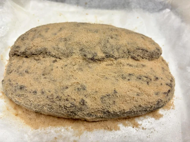 今年も黒いシュトレンに挑戦
・
・
バイオ個性で食べて、心と体をつなぎ、健康と幸せを手に入れるホリスティックな食事法をコーチングする、ソフィアウッズ・インスティテュート代表　公認統合食養ヘルスコーチ（CINHC）、公認国際ヘルスコーチ（CIHC）の森ちせです。
・
・
昨年初めてシュトレン作りに挑戦したのですが
今年も挑戦しました！
・
今年もホールフードで黒いシュトレンです♪
今日から２週間寝かせ（熟成させ）たら完成です。
・
なので、アドヴェントの初日（12月1日）には間に合いそうもありません（笑）
・
まぁクリスマスには間に合うかな？
・
https://blog.sophiawoodsinstitute.com/wp/black_stollen-2024/
・
・
*******************************
あなたも統合食養学を学びませんか？
ヘルスコーチと話をしてみませんか？
*******************************
・
・
💕【セルフドクターコース】
・
セルフドクターコースは、
食で心と体をつなぎ、ご自分の主治医（セルフドクター）
になる方法を12のテーマに沿って学ぶコースです
・
新学期は毎年３月と９月
・
コースの詳細はこちらをご覧ください。
https://www.sophiawoodsinstitute.com/mindbodymedicine/selfdoctor/
・
💕【プライベート・ヘルスコーチング・プログラム】
・
なりたいあなたをイメージしてください
悩みや疑問が解決したなりたいあなたはどんな人でしょう
・
統合食養学のヘルスコーチングは
あなたのなりたいイメージから始まります
・
詳しくはこちらからご確認ください。
https://www.sophiawoodsinstitute.com/program/
・
・
#ホリスティック栄養学
#統合食養学
#ソフィアウッズインスティテュート
#ヘルスコーチ
#ホリスティック
#食事法
#食事指導
#食事改善
#食事療法
#体質改善
#代替療法
#自然療法
#ナチュラルレメディ 
#マインドボディメディシン
#セルフドクター
#資格取得 
#シュトレン 
#黒いシュトレン 
#オーガニック